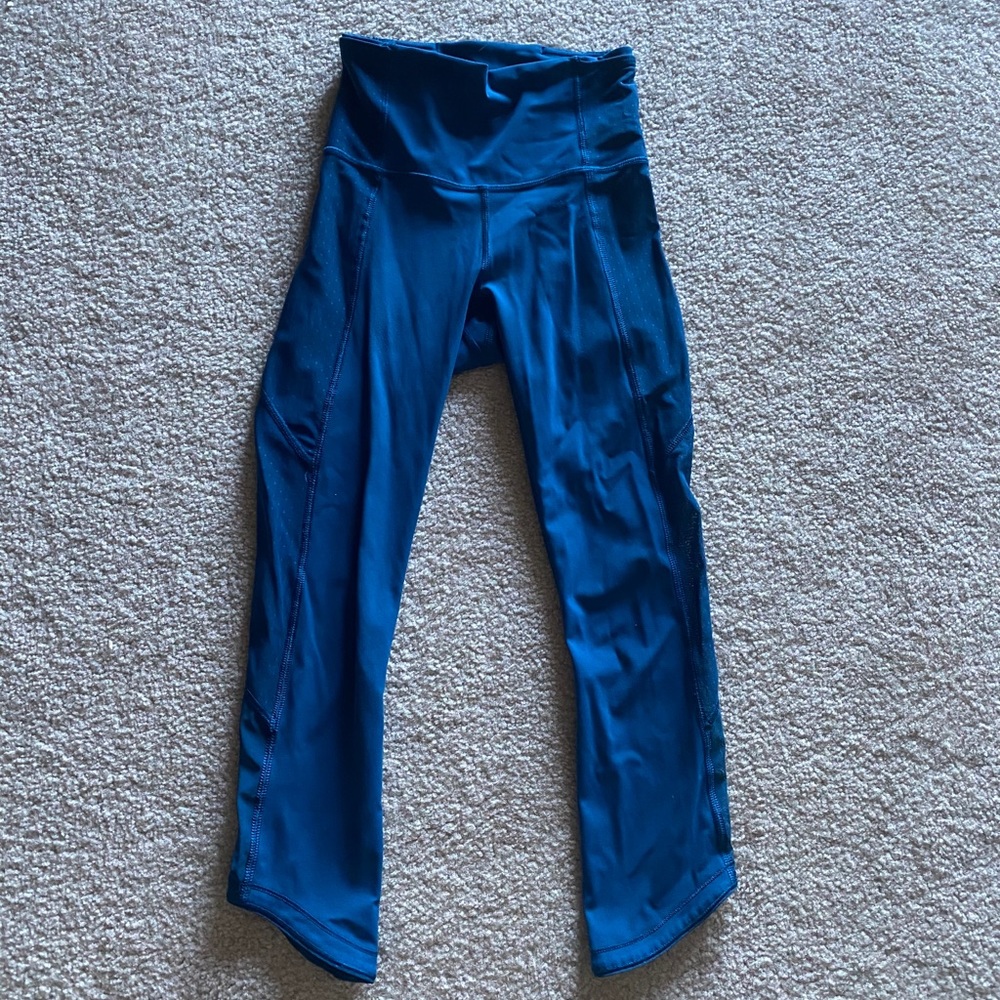 Lululemon Crop with Mesh Panel size 2 in Blue